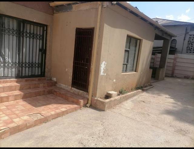 6 BEDROOM HOUSE FOR SALE IN BEZUIDENHOUT VALLEY